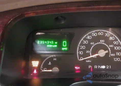 2005 Lincoln Town Car Signature Limited from USA, damaged, VIN 1LNHM82W85Y624625